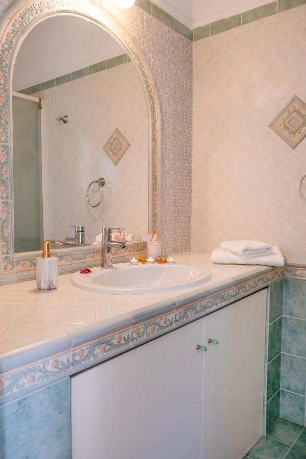 Villa Afroditi In Chania Near Airport With Private Pool, Free Wi-Fi, Souda Bay Views, Garden Oasis Kounoupidhiana Bagian luar foto