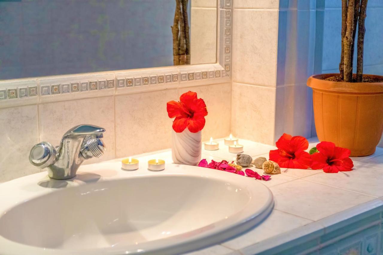 Villa Afroditi In Chania Near Airport With Private Pool, Free Wi-Fi, Souda Bay Views, Garden Oasis Kounoupidhiana Bagian luar foto
